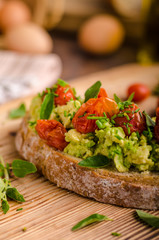 Avocado spread with tomatoes