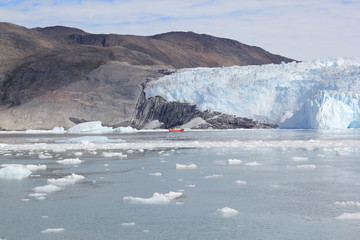 Ausflugsboot vor Gletscher