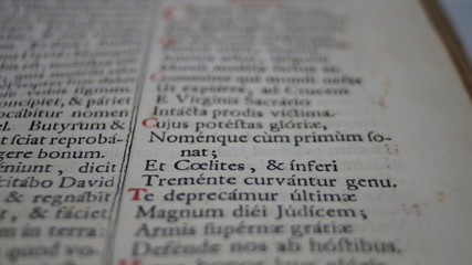 średniowieczna księga po łacinie - obrazy, fototapety, plakaty