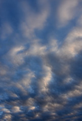 Fototapeta premium Błękitne niebo i chmury (obrazy migoczące, trzepoczące, puszyste, kołyszące się itp.)