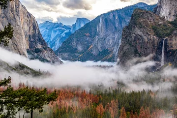 Fototapeten Yosemite Valley am bewölkten Herbstmorgen © haveseen