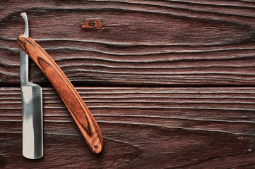 Obraz premium Vintage barber shop straight razor tool on wooden background