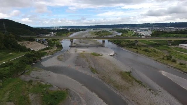 高速道路と田舎の河720p
