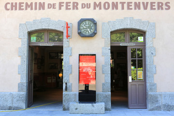 Chemin de fer du Montenvert inauguré en 1904. Chamonix Mont-Blanc. Terrasse panoramique. Montenvert Railway inaugurated in 1904. Chamonix Mont-Blanc.