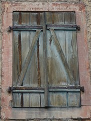 Gebäudefront mit nostalgischen geschlossenen Fensterläden