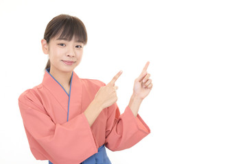 指示する笑顔のウェイトレス