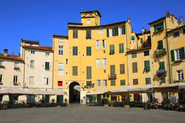 Fototapeta na wymiar Old buildings in Piazza dell'Anfiteatro,Lucca, Italy