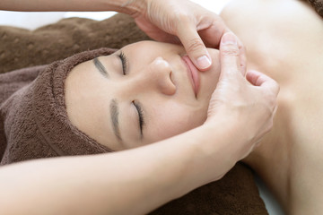 フェイシャルマッサージを受ける女性