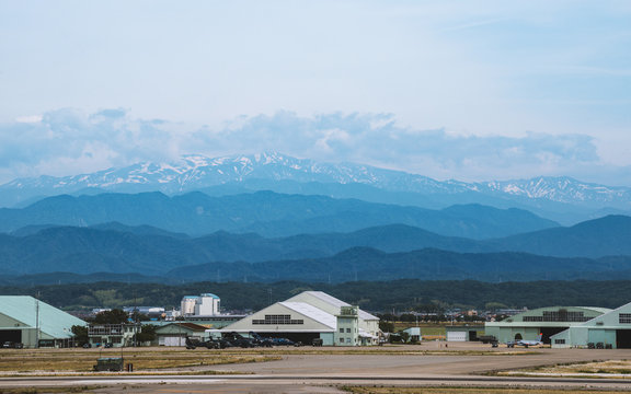 航空自衛隊小松基地と白山連峰