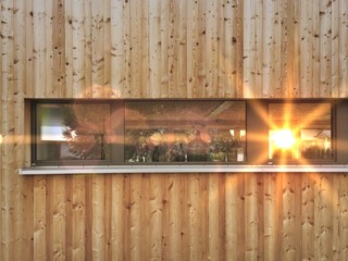 Obraz premium Drewniana fasada z oknem nowoczesnego nowego budynku drewniany dom