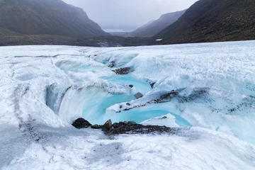 Foto op Plexiglas Gletsjers Smeltwaterstroom die stroomt van de Longyear-gletsjermorene in het Noordpoolgebied, Svalbard. Ontdooien van gletsjers en het probleem van de opwarming van de aarde.