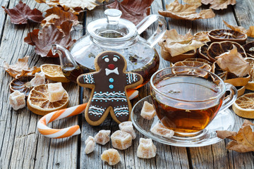 Christmas tes with festive dry oranges