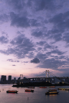夕暮れの東京湾と対岸の街並み