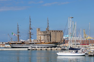 nave a vela in porto