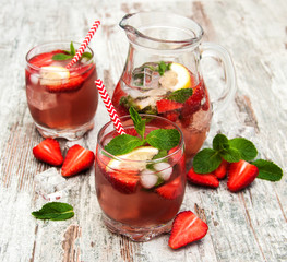 Lemonade with srtawberries