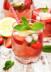 Lemonade with srtawberries