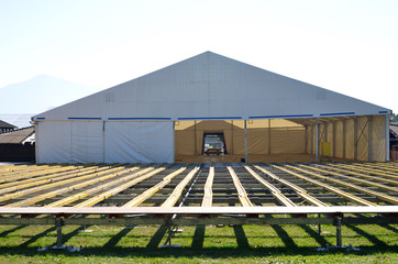 Bau eines grossen Zeltes