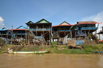 MAISON SUR PILOTIS LAC TONLE CAMBODGE