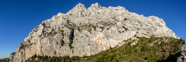 Fototapeta na wymiar the famous Montagne Sainte-Victoire, near Aix-en-Provence, which inspired the painter Paul Cezanne