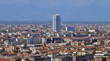 Fototapeta na wymiar torino, vista dalla collina. vista di Torino e della periferia sud con lo sfondo delle montagne