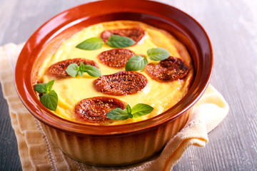 Fig cheesecake in a tin