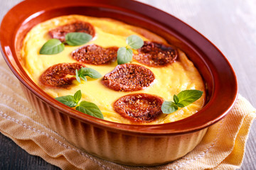 Fig cheesecake in a tin