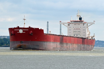 Massengutfrachter bei Stade