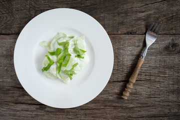 Gurkensalat mit Joghurtsauce und Basilikum