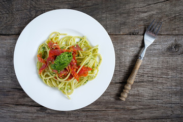 Spathetti mit Pesto aus Rucola und würziger Ventricina Salami