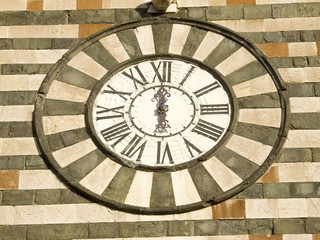 Italia,Toscana,Prato, il duomo, cattedrale di Santo Stefano. L'orologio sulla facciata.