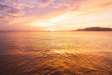 Obraz premium Beautiful sunrise over the ocean.