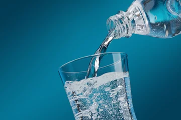 Türaufkleber Gießen Sie frisches Wasser in ein Glas © stokkete