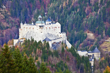 Fototapeta na wymiar Zwischen Tenneck und Werfen steht die Burg Hohenwerfen