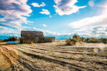 Nasses et filets de pêche au bord de l'étang de Canet-Saint-Nazaire