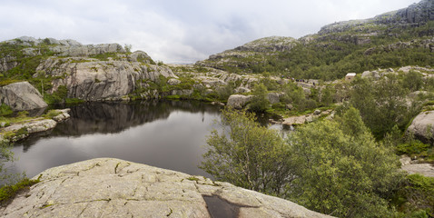 Paisajes camino del Preikestolen, lugar famoso de Noruega, verano de 2017