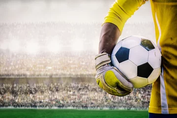 Foto op Plexiglas Voetbal keeper met een voetbal in het stadion
