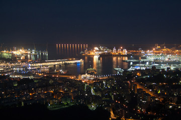 Fototapeta na wymiar Genoa panorama on the central Harbor