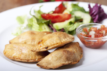 hausgemachte Empanadas mit Salsa