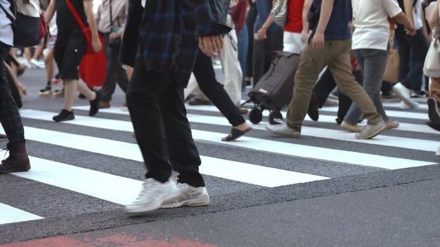 人 横断歩道 交差点 歩く 足元 渋谷 夏 曇り スローモーション