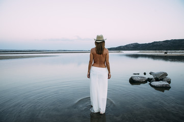 Woman with hat in the lake