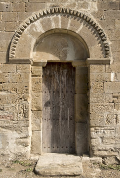 Porte de la chapelle de Notre-Dame de Trevi&ntilde;o &agrave; Adahuesca, Aragon, Espagne