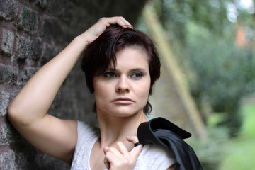 Eine schöne Frau mit maskulinem Gesicht