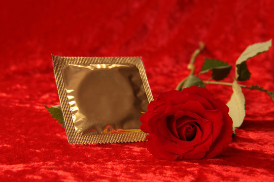 Kondom und rote Rose