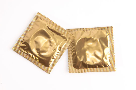 Zwei Kondome verpackt und freigestellt