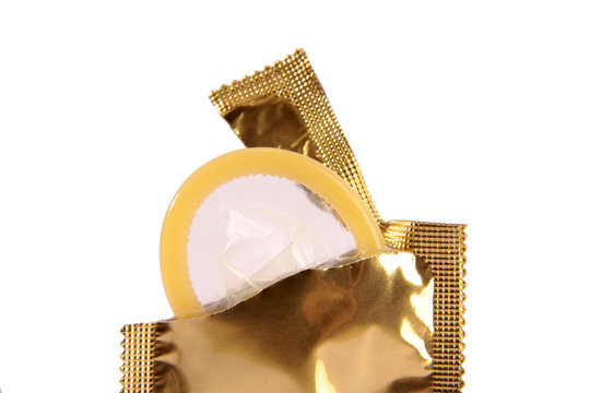 Kondom in geöffneter Verpackung vor weißem Hintergrund