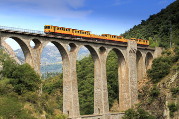 Obraz premium Mały żółty pociąg