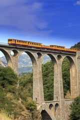 Naklejka premium Mały żółty pociąg z Occitanie France