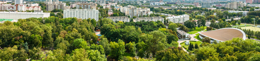 Obraz premium panoramic view of the city with a green park in the foreground