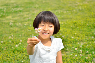 Fototapeta premium 芝生広場で遊ぶ女の子