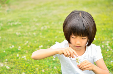 芝生広場で遊ぶ女の子
